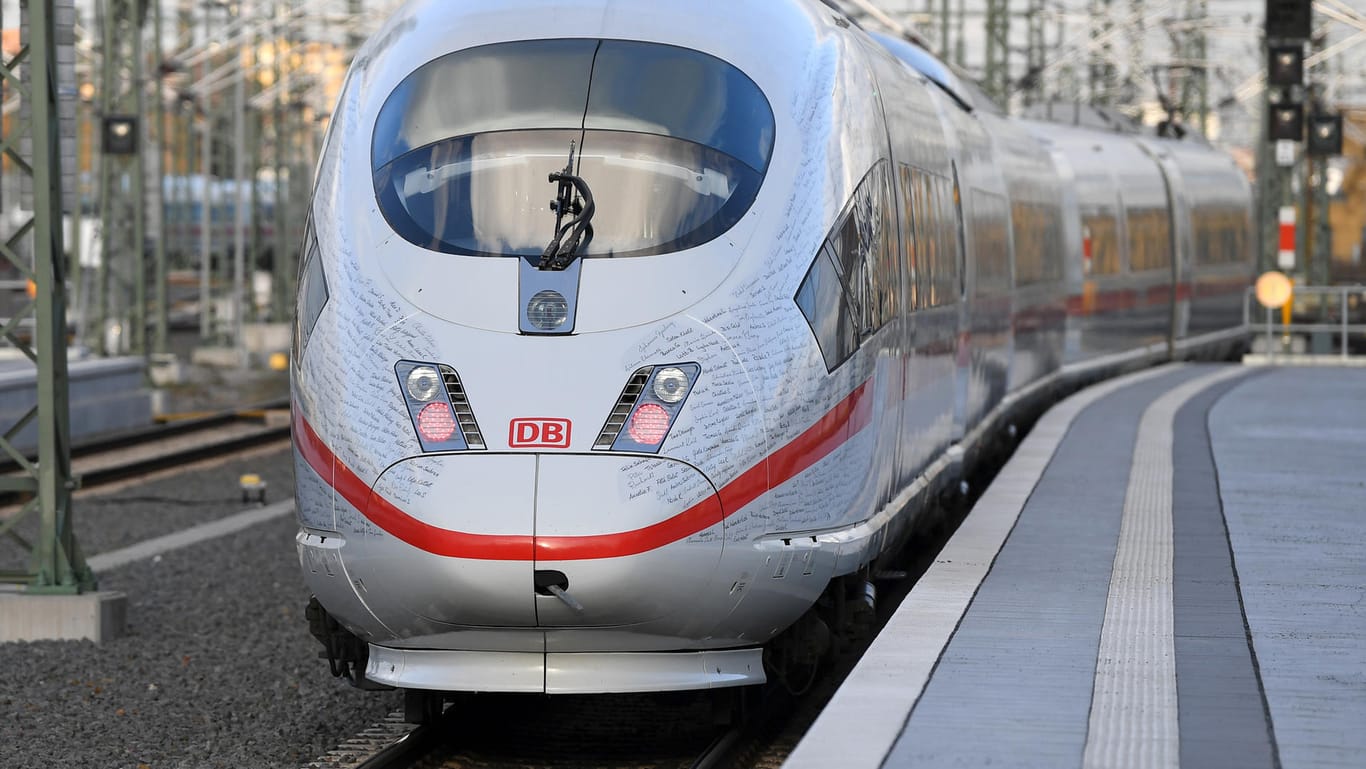 Ein ICE, der anlässlich der Feierlichkeiten zur Eröffnung der Bahn-Schnellstrecke München-Berlin aus München kam, verlässt nach einem Festakt den Hauptbahnhof in Leipzig.