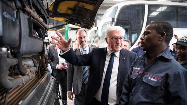 Bundespräsident Frank-Walter Steinmeier bei einer Führung durch eine Ausbildungswerkstatt des Fahrzeugherstellers Scania in Accra.
