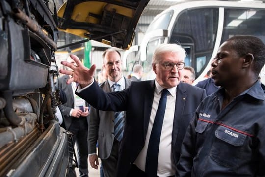 Bundespräsident Frank-Walter Steinmeier bei einer Führung durch eine Ausbildungswerkstatt des Fahrzeugherstellers Scania in Accra.