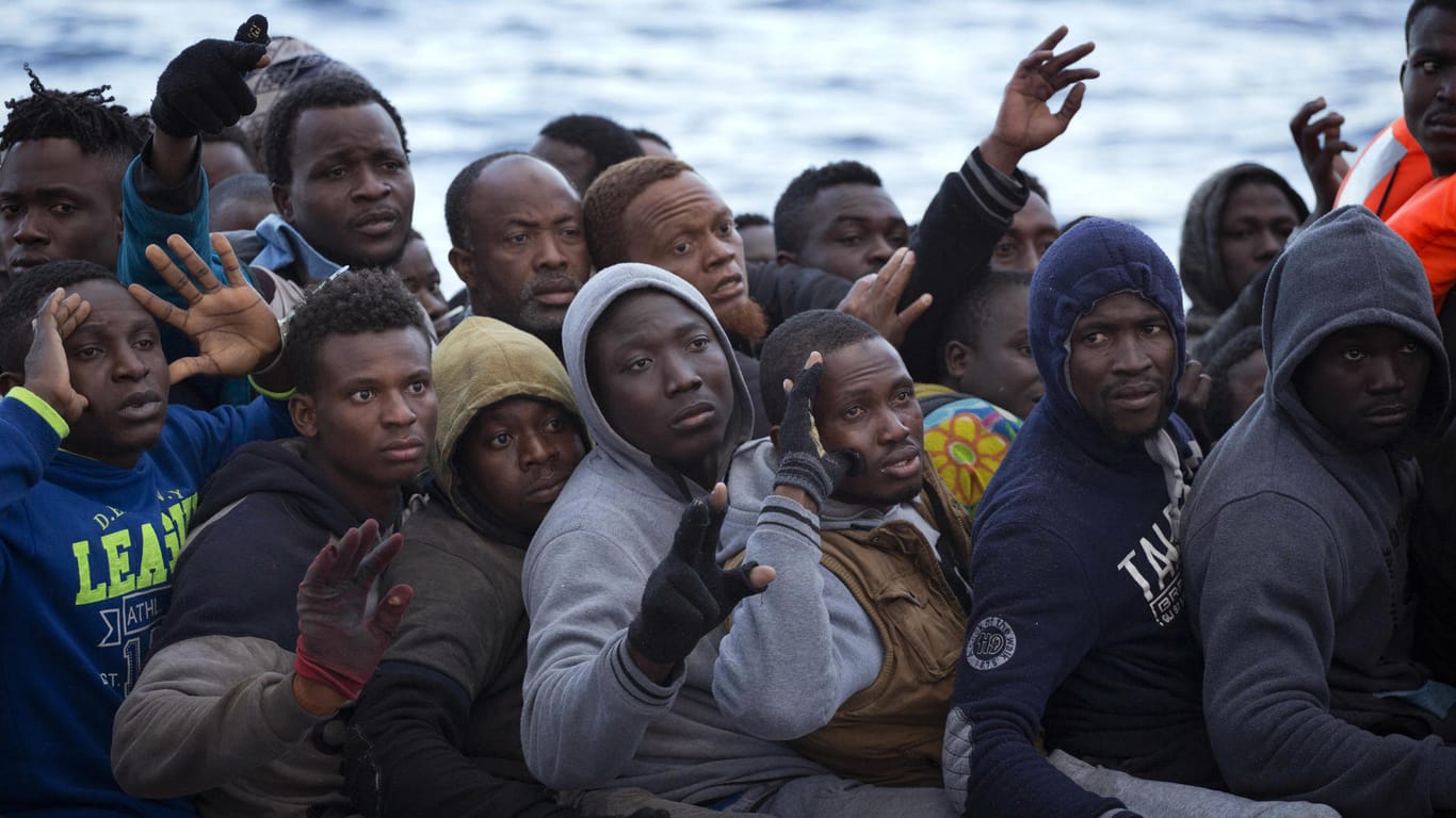 Migranten und Flüchtlinge in einem Gummiboot: Die libysche Küstenwache sammelt Flüchtlinge und Migranten vor der Küste ein und bringt sie in Lager auf das afrikanische Festland zurück.