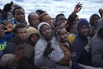 Migranten und Flüchtlinge in einem Gummiboot: Die libysche Küstenwache sammelt Flüchtlinge und Migranten vor der Küste ein und bringt sie in Lager auf das afrikanische Festland zurück.