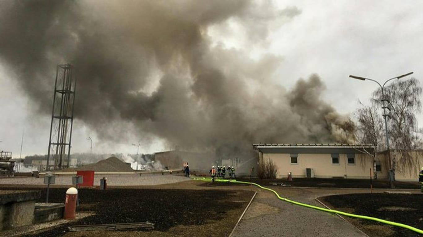 Eine Rauchwolke hängt nach der gewaltigen Explosion über der Gasstation.