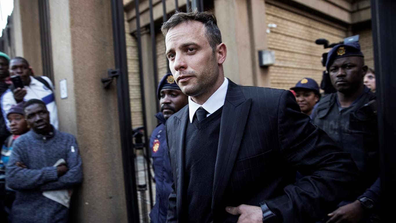 Oscar Pistorius 2016: Der Ex-Paralympics-Star wird nach dem Gerichtsurteil von Polizeikräften abgeführt.