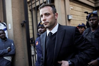 Oscar Pistorius 2016: Der Ex-Paralympics-Star wird nach dem Gerichtsurteil von Polizeikräften abgeführt.