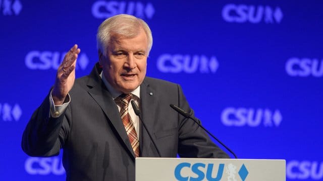 Er hat es eilig mit Koalitionsverhandlungen: CSU-Chef Horst Seehofer drängt die SPD zu Gesprächen. Er hat es eilig mit Koalitionsverhandlungen: CSU-Chef Horst Seehofer drängt die SPD zu Gesprächen.