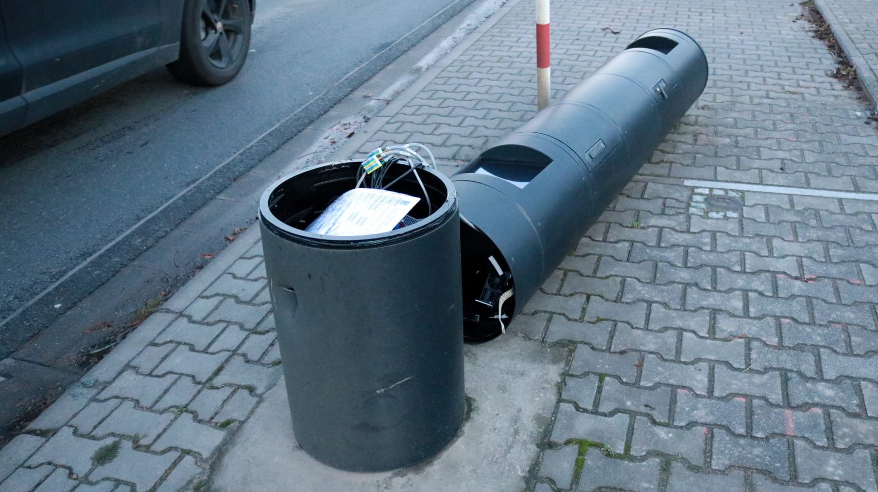 Ein Trekkerfahrer wurde von der Polizei festgenommen: Er demolierte sechs Blitzer in Gernsheim (Hessen). Ein Trekkerfahrer wurde von der Polizei festgenommen: Er demolierte sechs Blitzer in Gernsheim (Hessen).