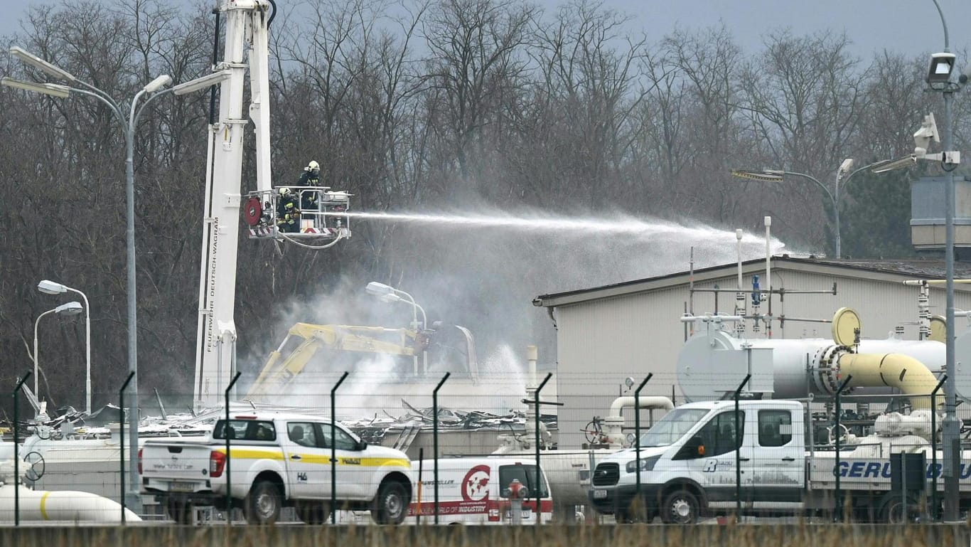 Mehr als 200 Helfer waren am Dienstag im Einsatz, um den Großbrand nach der Explosion in Baumgarten zu löschen.