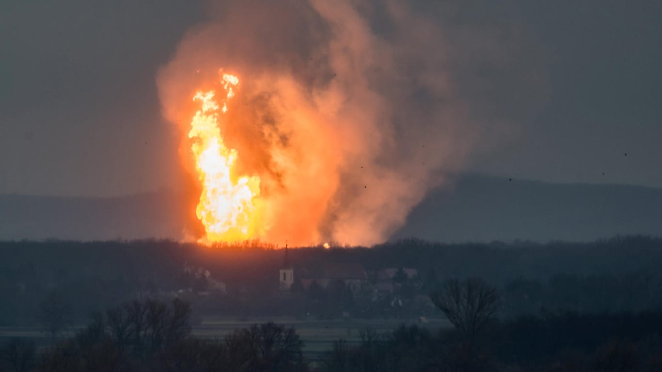 Das Foto zeigt das gewaltige Feuer nach der Explosion in der Gasstation Baumgarten nahe der slowakischen Grenze.