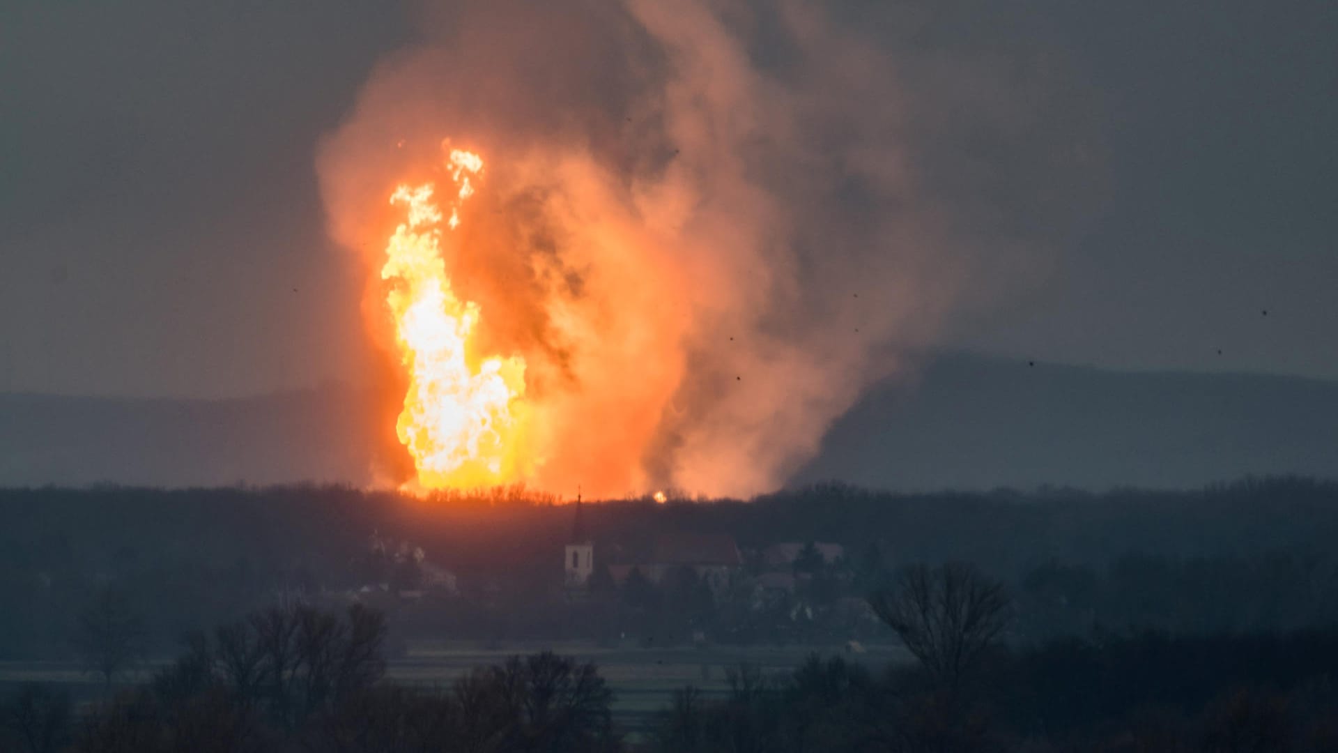 Das Foto zeigt das gewaltige Feuer nach der Explosion in der Gasstation Baumgarten nahe der slowakischen Grenze.