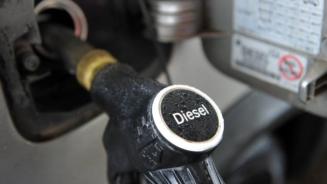 Bislang deutlich billiger als Benzin: Ein Dieselfahrzeug an der Tankstelle. Bislang deutlich billiger als Benzin: Ein Dieselfahrzeug an der Tankstelle.