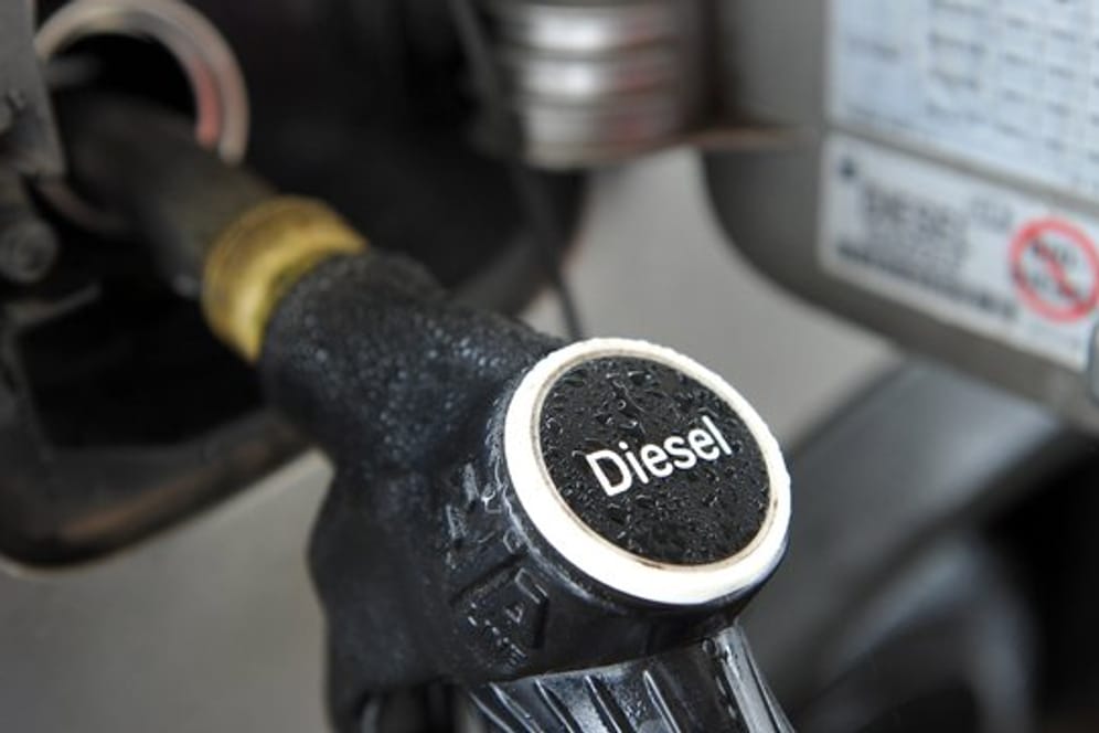 Bislang deutlich billiger als Benzin: Ein Dieselfahrzeug an der Tankstelle.