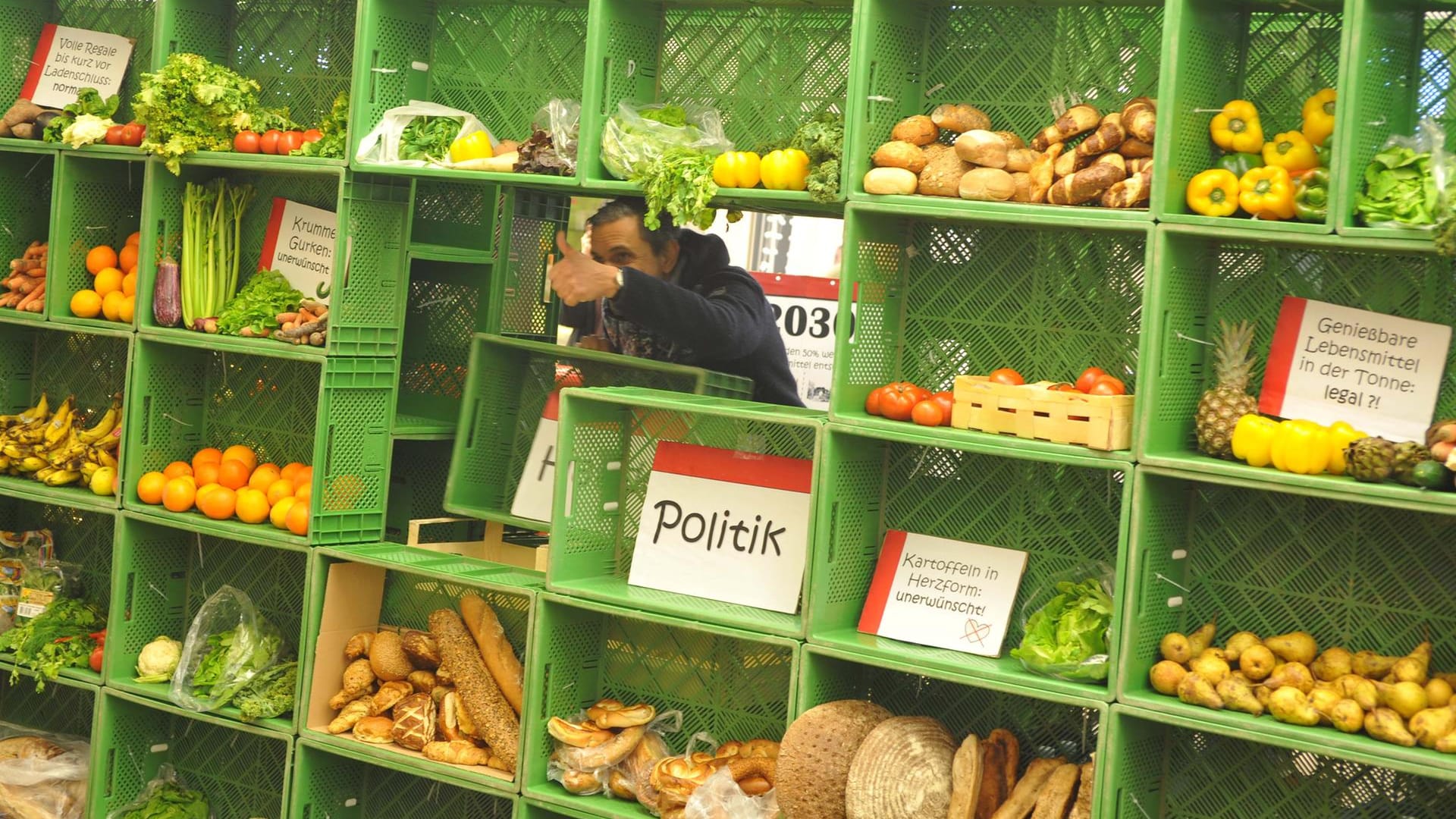 Mit einer Mauer aus geretteten Lebensmitteln macht Foodsharing in Berlin auf Verschwendung von Essen aufmerksam.