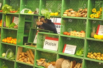 Mit einer Mauer aus geretteten Lebensmitteln macht Foodsharing in Berlin auf Verschwendung von Essen aufmerksam.