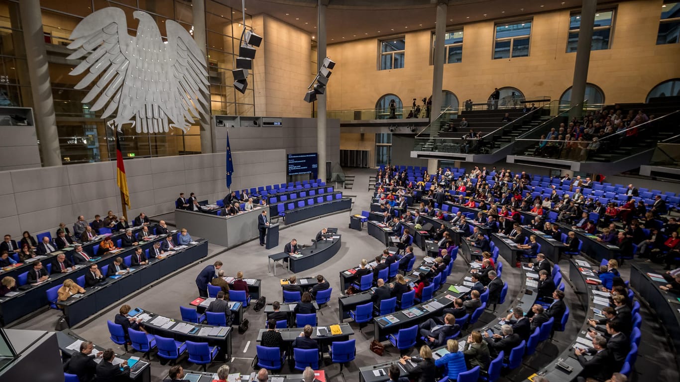 Der Plenarsaal im Bundestag: Um Däten-Debatten zu vermeiden, werden die Bezüge der Abgeordneten seit 2016 automatisch an die Lohnentwicklung angepasst.