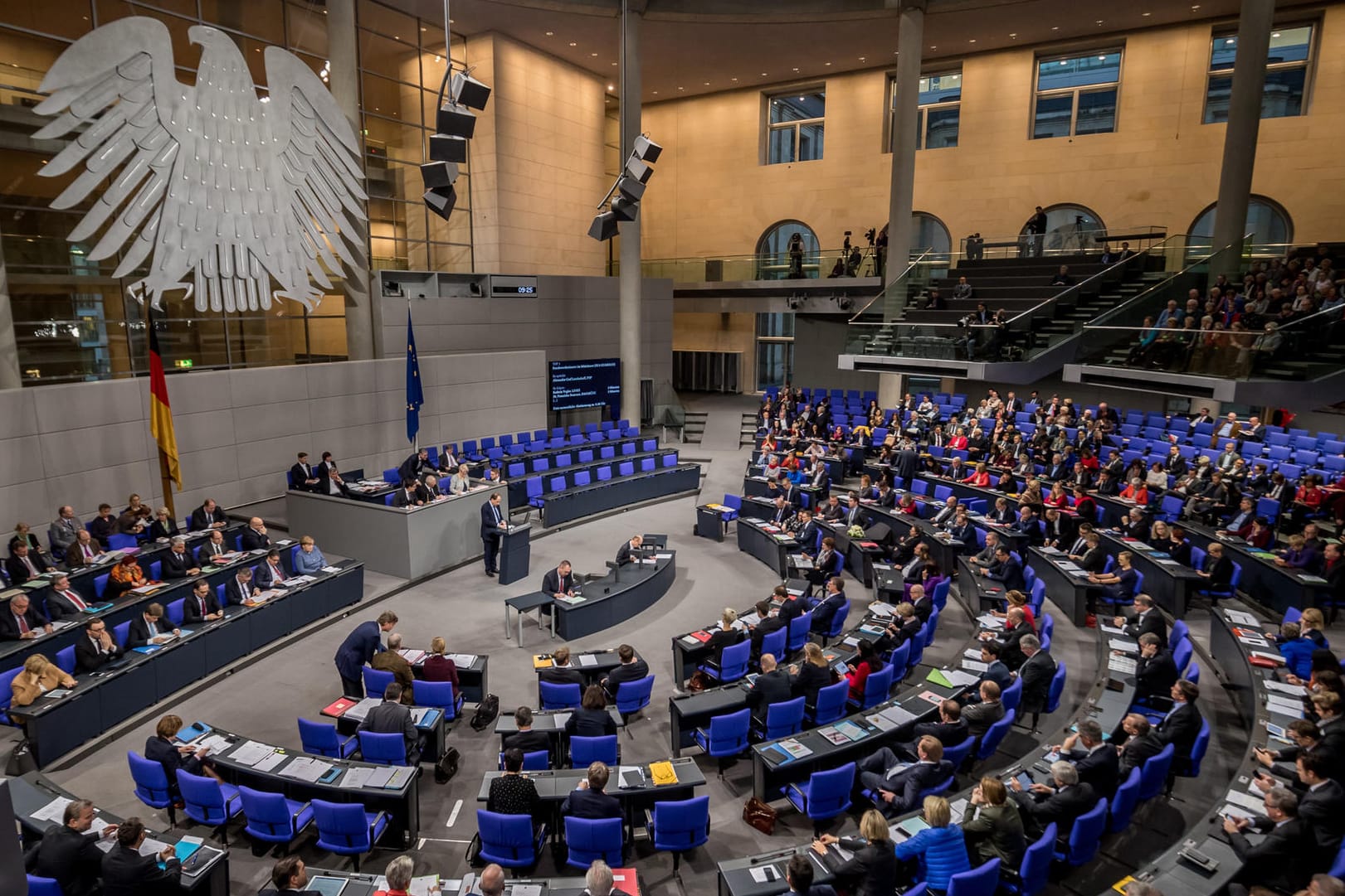 Der Plenarsaal im Bundestag: Um Däten-Debatten zu vermeiden, werden die Bezüge der Abgeordneten seit 2016 automatisch an die Lohnentwicklung angepasst.