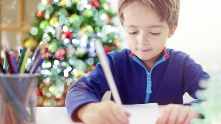 Eine Wunschliste zu schreiben gehört für viele Kinder zur Adventszeit dazu.