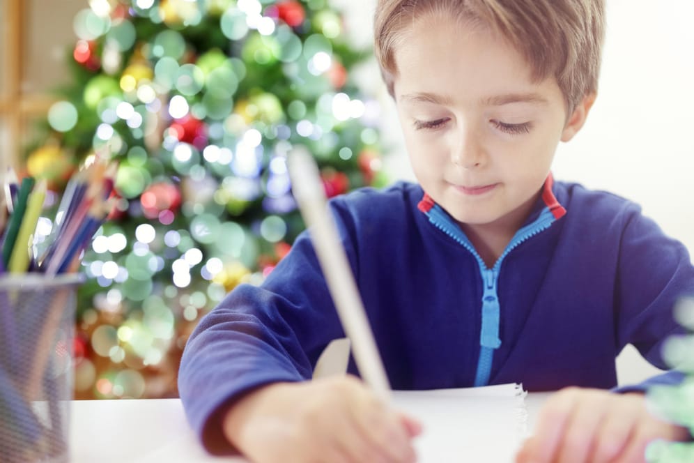 Eine Wunschliste zu schreiben gehört für viele Kinder zur Adventszeit dazu.