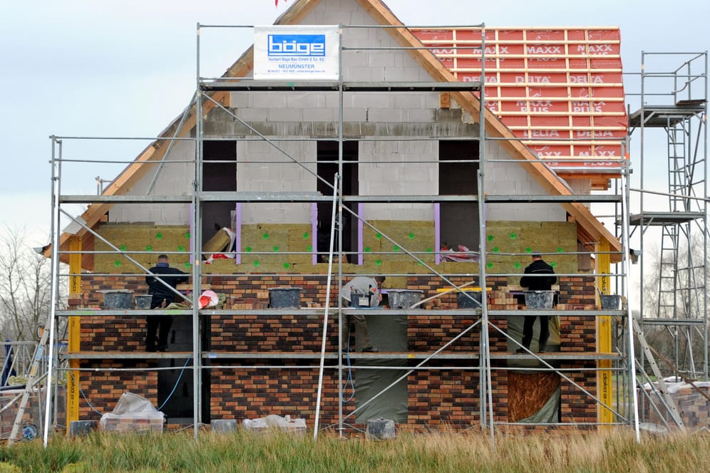 Handwerker arbeiten in Schleswig-Holstein an einem neuen Einfamilienhaus.