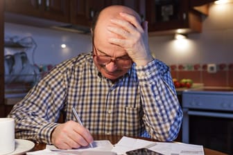 Viele Rentner fühlen sich im hohen Alter mit der Steuererklärung, die sie häufig erstmals machen müssten, überfordert.