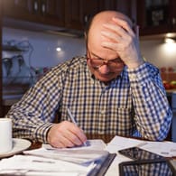 Viele Rentner fühlen sich im hohen Alter mit der Steuererklärung, die sie häufig erstmals machen müssten, überfordert.