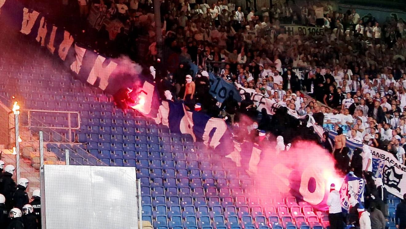 vermummte Rostocker Hooligans verbrennen Berliner Fanschals und ein Herthabanner der Ostkurve Fu