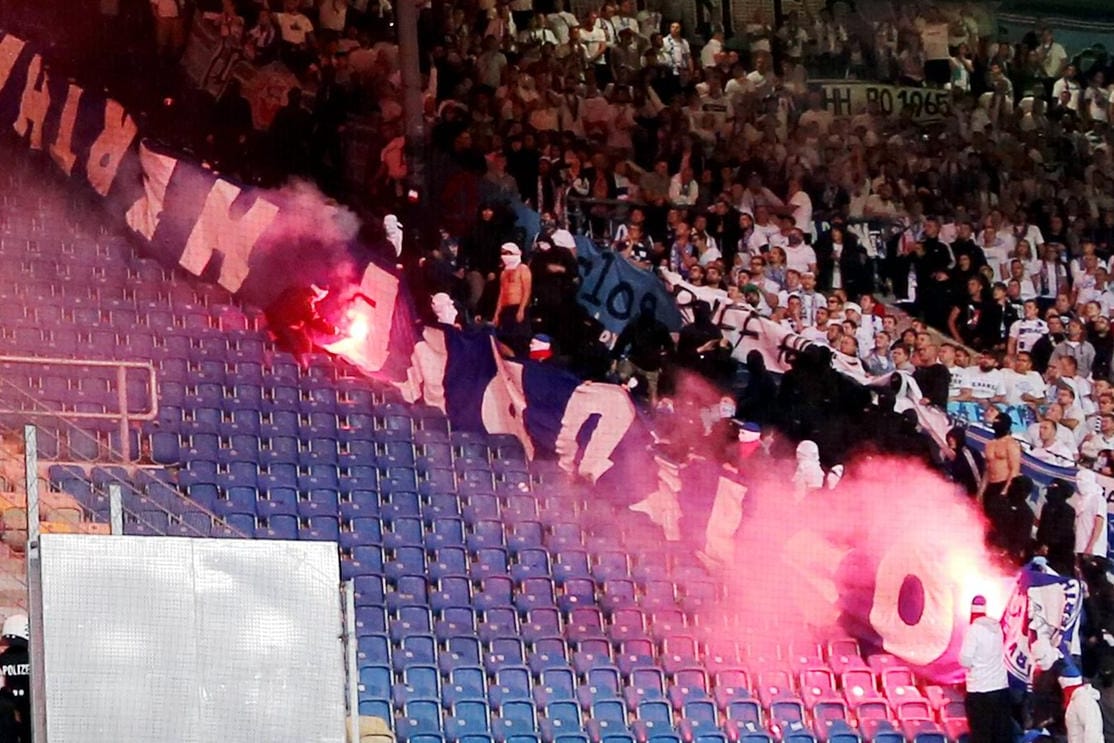 vermummte Rostocker Hooligans verbrennen Berliner Fanschals und ein Herthabanner der Ostkurve Fu