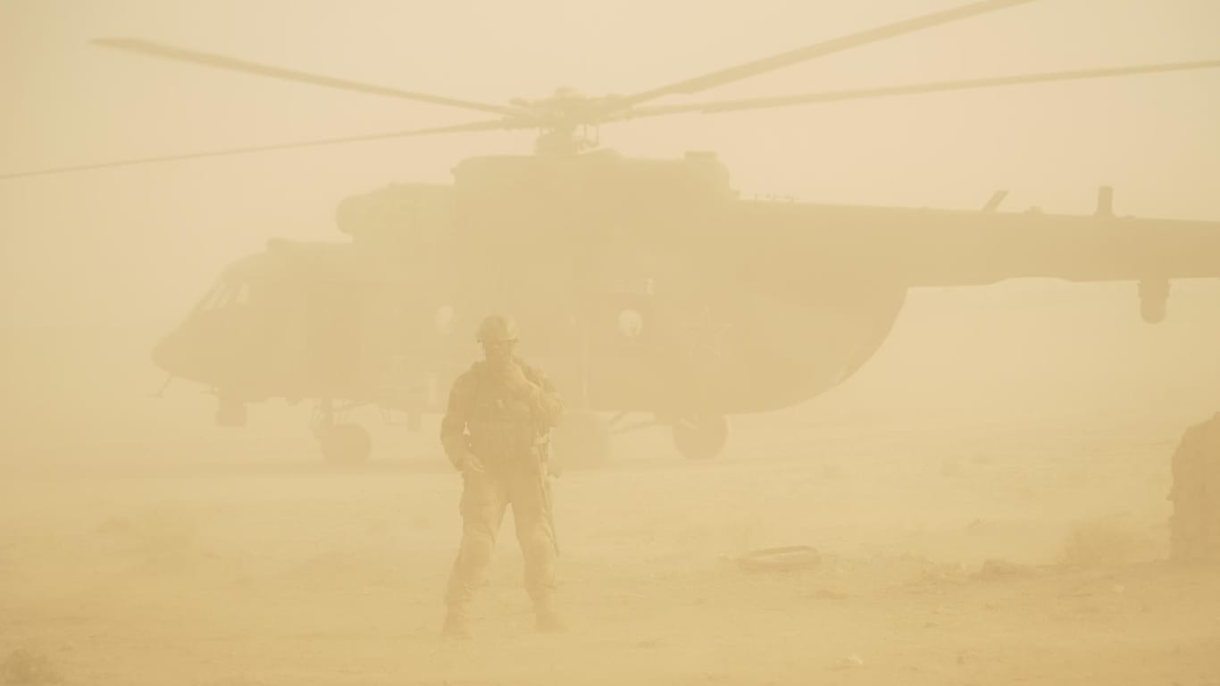 Ein russischer Militärhubschrauber in der Wüste in der Provinz Deir El-Zor.