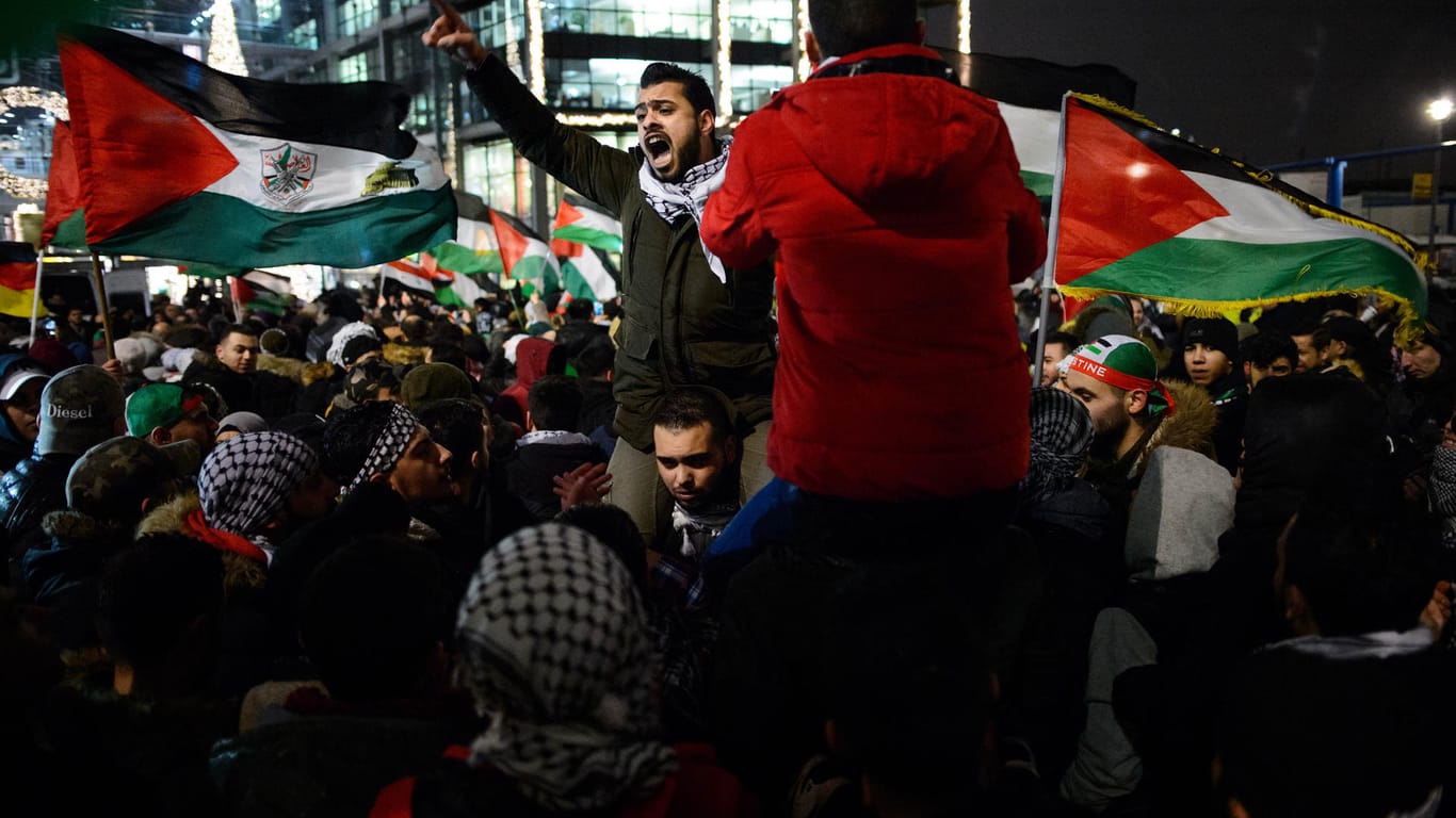 Palästinenser-Demo in Berlin: Junge Männer entfachen den Zorn der Menge.