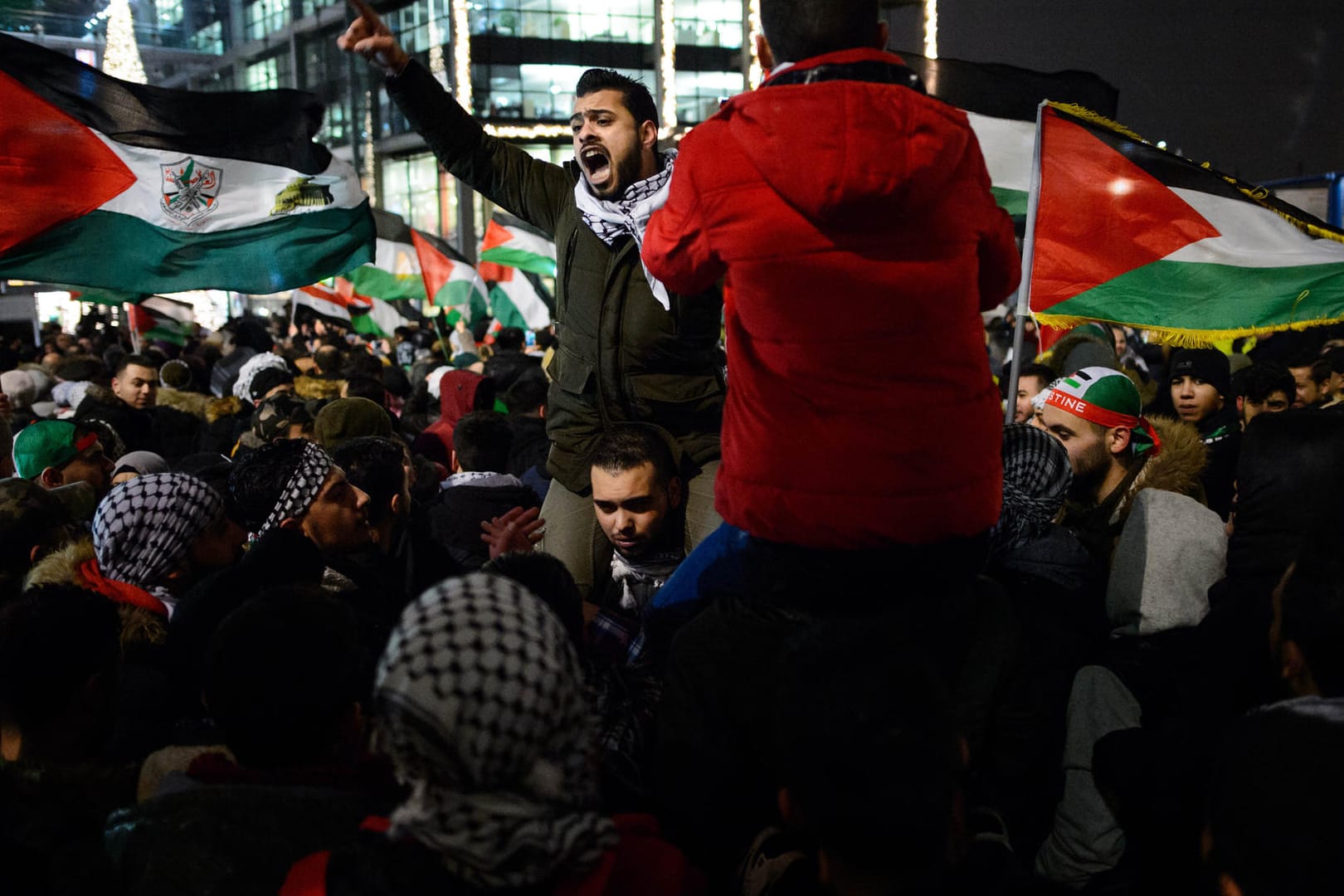 Palästinenser-Demo in Berlin: Junge Männer entfachen den Zorn der Menge.