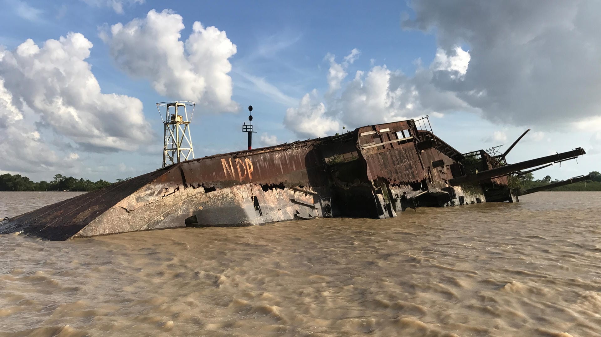 Das Wrack der "Goslar" vor der Hauptstadt Surinams, Paramaribo.