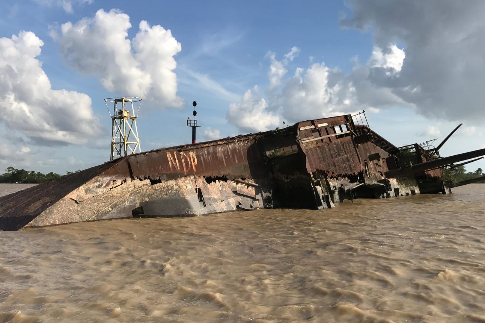 Das Wrack der "Goslar" vor der Hauptstadt Surinams, Paramaribo.