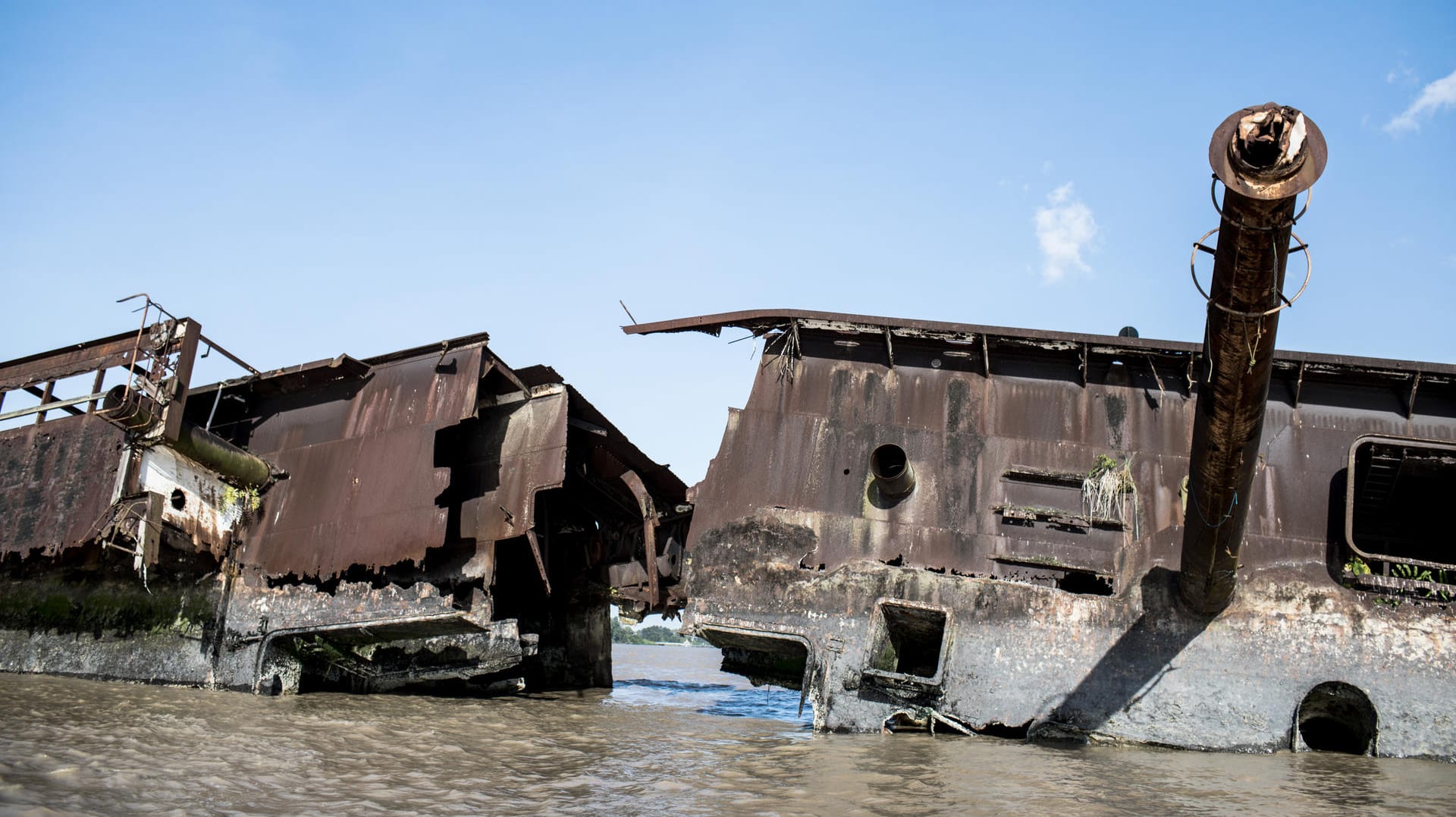 Das Wrack des Schiffes ist inzwischen schwer beschädigt.