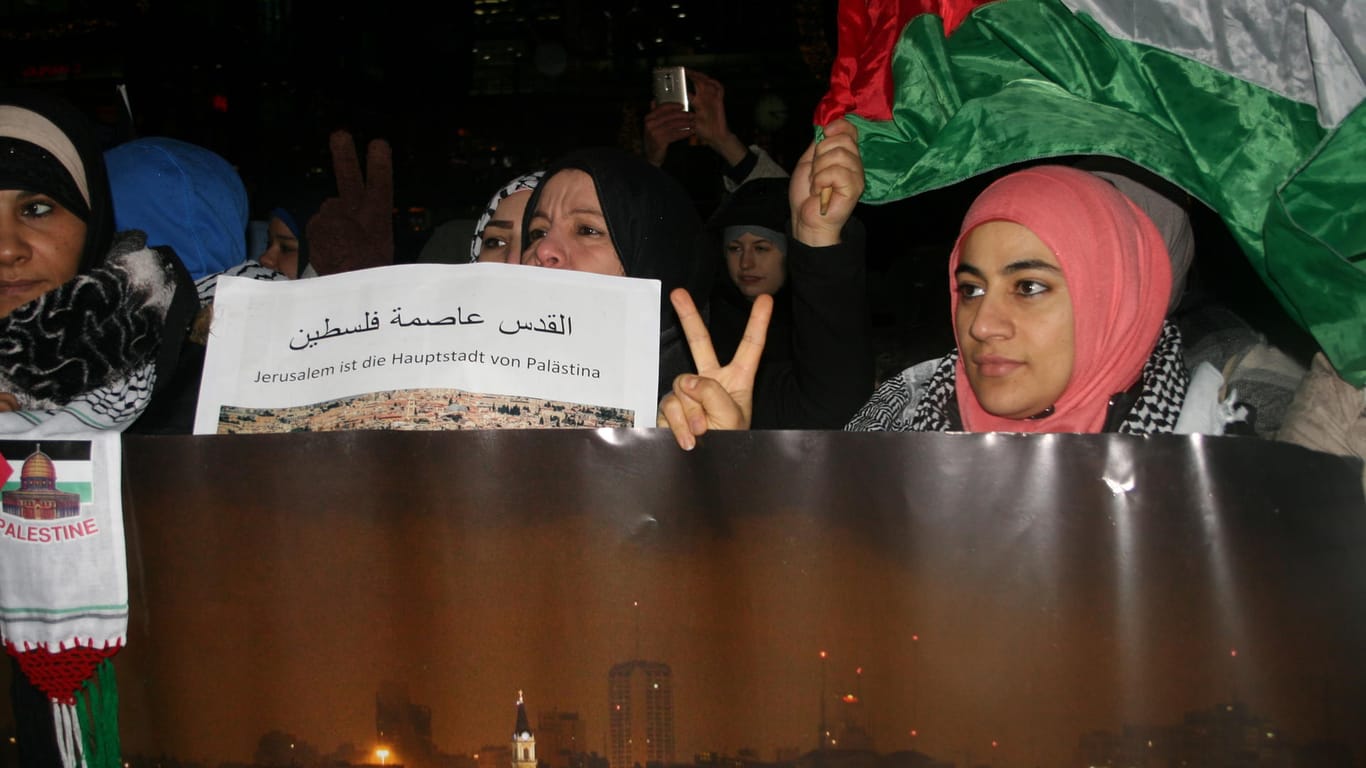 Frauen hinter einem Plakat: Viele wollen Jerusalem nicht mit Israel teilen – sie wollen Israel abschaffen.