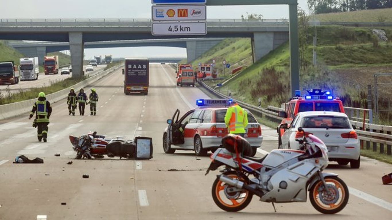 Tödlicher Unfall auf der Autobahn 8: Ein Gaffer, der den sterbenden Biker gefilmt hatte, ist nun zu einer hohen Geldstrafe und Fahrverbot verurteilt worden.