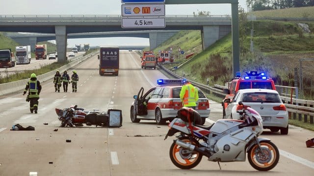 Tödlicher Unfall auf der Autobahn 8: Ein Gaffer, der den sterbenden Biker gefilmt hatte, ist nun zu einer hohen Geldstrafe und Fahrverbot verurteilt worden.