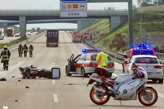 Tödlicher Unfall auf der Autobahn 8: Ein Gaffer, der den sterbenden Biker gefilmt hatte, ist nun zu einer hohen Geldstrafe und Fahrverbot verurteilt worden.