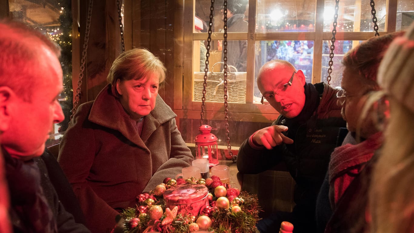 Angela Merkel im Gespräch mit Betroffenen: So mancher Budenbetreiber erlebte den Anschlag hautnah.
