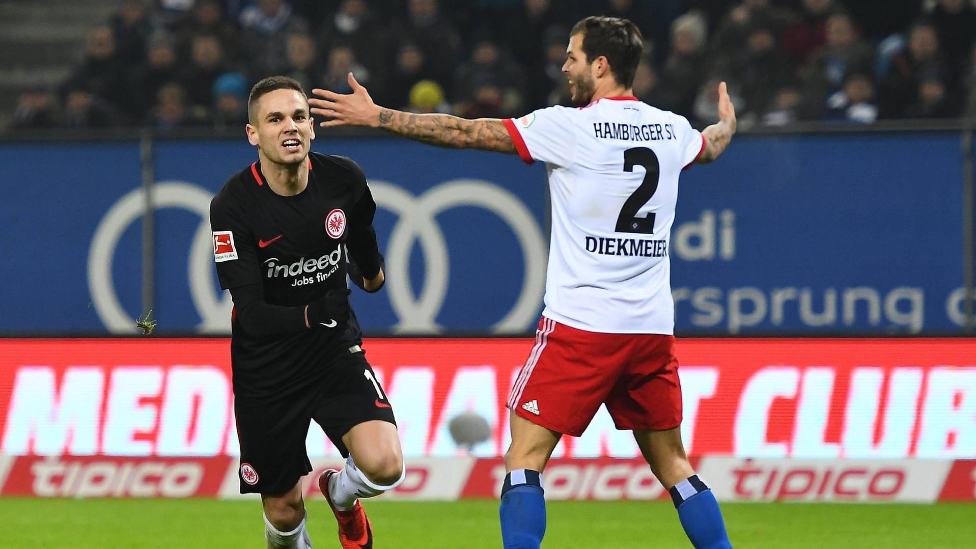 Während Frankfurts Mijat Gacinovic seinen Treffer bejubelt, hadert Hamburgs Dennis Diekmeier mit der Defensivleistung seines Teams. Während Frankfurts Mijat Gacinovic seinen Treffer bejubelt, hadert Hamburgs Dennis Diekmeier mit der Defensivleistung seines Teams.