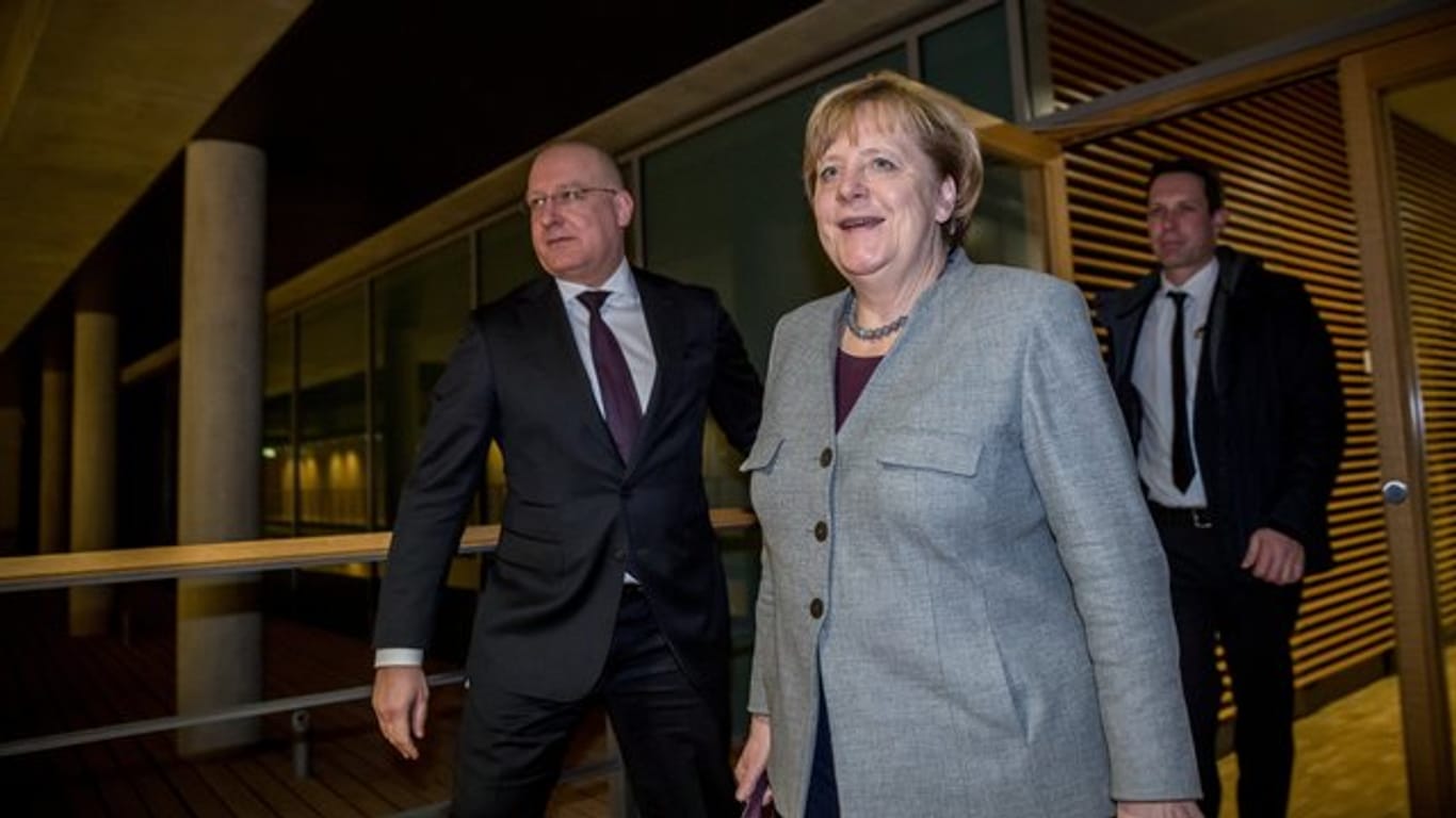 Bundeskanzlerin Angela Merkel kommt nach Vorgesprächen mit SPD und CSU aus den Räumen der CDU-Fraktion.