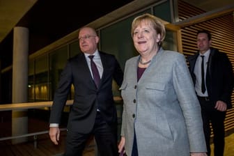 Bundeskanzlerin Angela Merkel kommt nach Vorgesprächen mit SPD und CSU aus den Räumen der CDU-Fraktion.