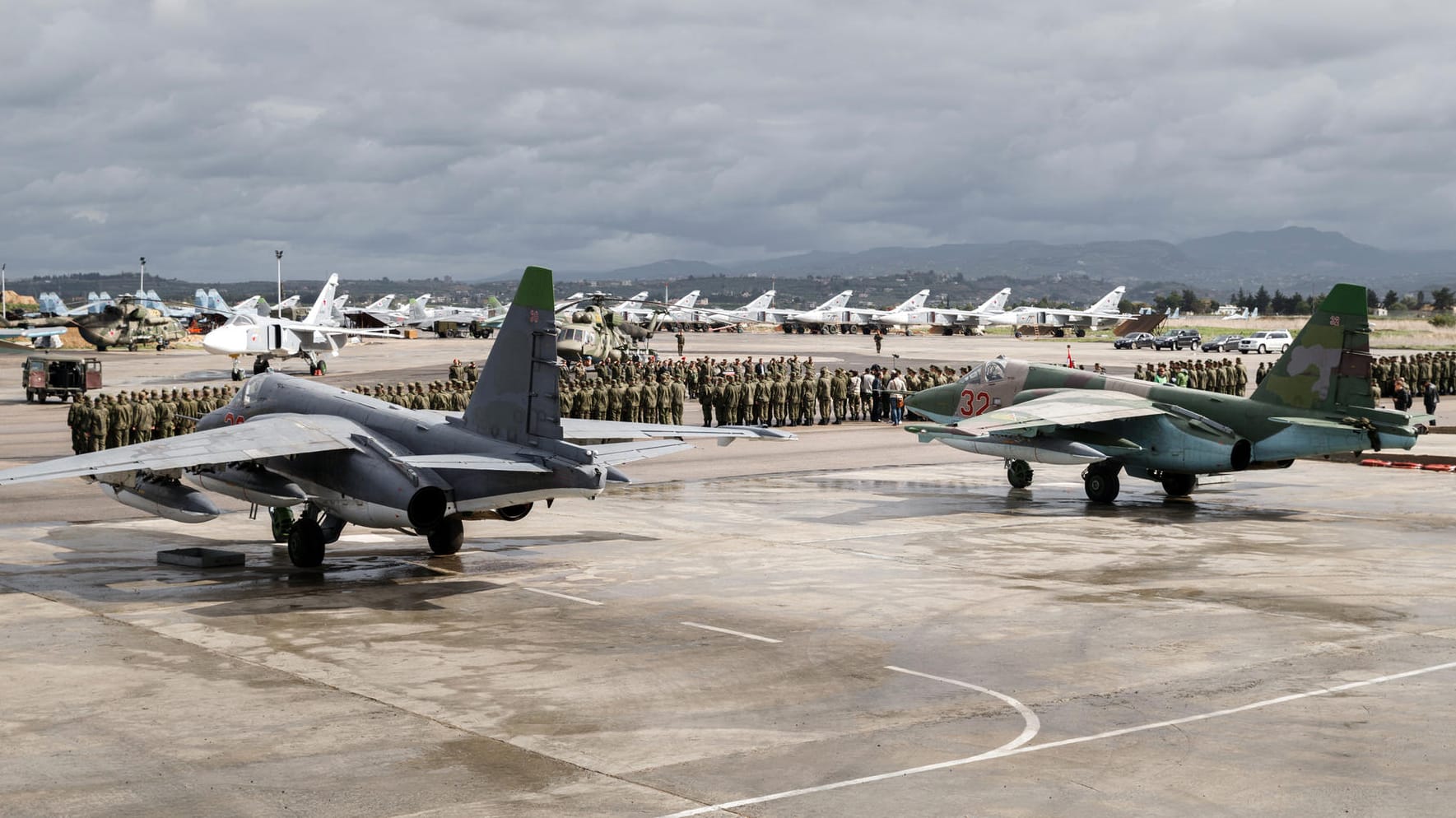 Russische Truppen, die vor ihrem Abzug von der Luftwaffenbasis angetreten sind. Nach mehr als zwei Jahren soll die russische Luftwaffe ihren Einsatz in Syrien nun beenden.