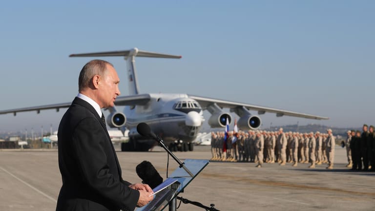 Putin spricht zu den Truppen auf der russischen Luftwaffenbasis Hamaimim in der Provinz Latakia in Syrien.