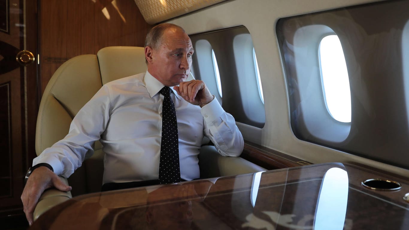 Der russische Präsident Wladimir Putin schaut aus dem Fenster seines Präsidentenflugzeugs kurz vor seinem Besuch der Luftwaffenbasis Hmeimim.