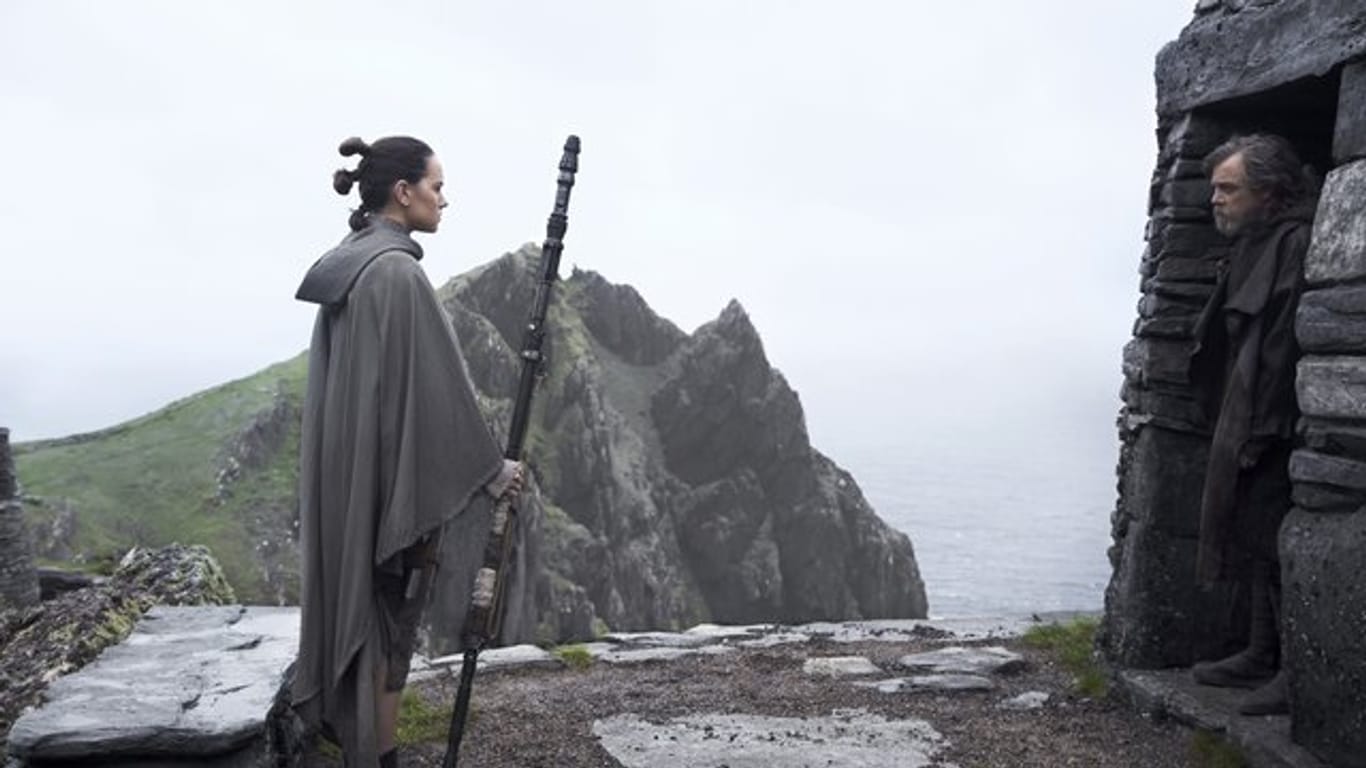 Rey (Daisy Ridley) trifft Luke Skywalker (Mark Hamill).