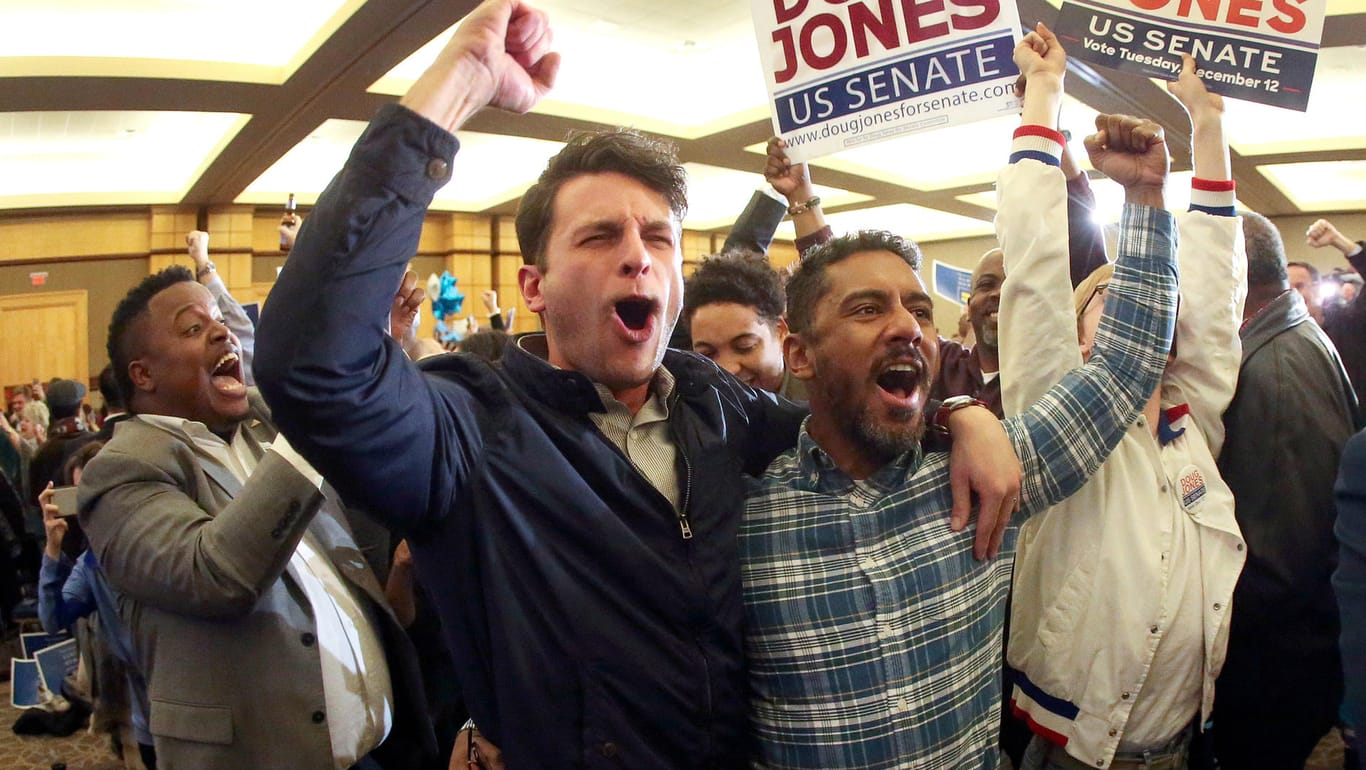 Unterstützer des demokratischen Kandidaten für den US-Senat Jones jubeln in Birmingham, Alabama, nach Bekanntgabe des Wahlergebnisses.