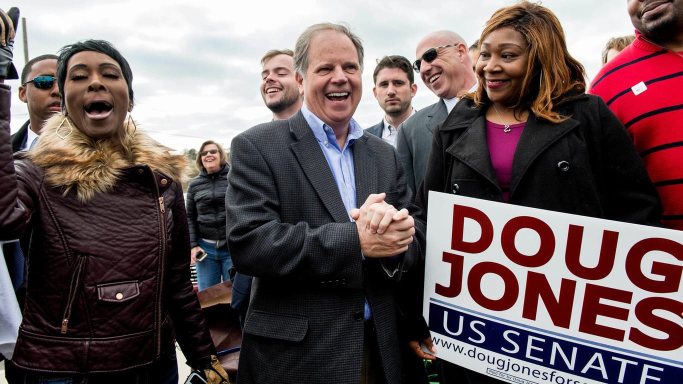 Der Kandidat der Demokratischen Partei, Doug Jones, begrüßt Unterstützer in Birmingham.