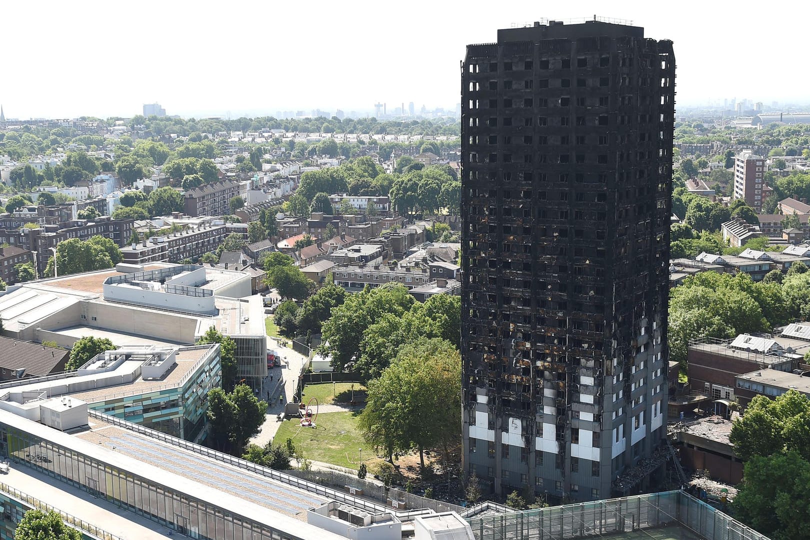 Der ausgebrannte Grenfell-Tower steht in London: Viele Überlebende des Brand im Hochhaus werden an Weihnachten immer noch ohne Zuhause sein.