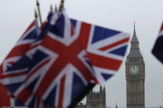 Britische Flaggen vor dem Palace of Westminster, in dem das britische Parlament tagt.