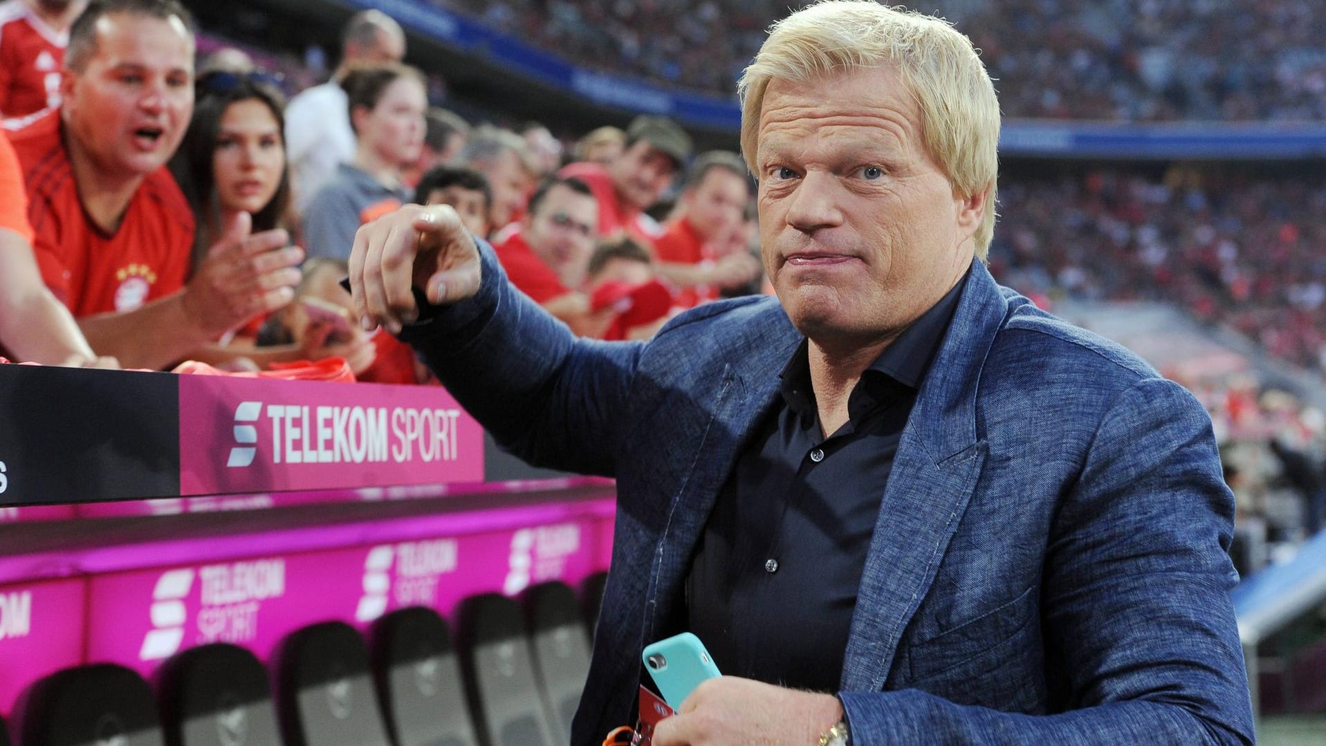 TV-Experte Oliver Kahn bei einem Spiel des FC Bayern. Der Torwart-Titan kann sich einen Job beim Rekordmeister vorstellen.