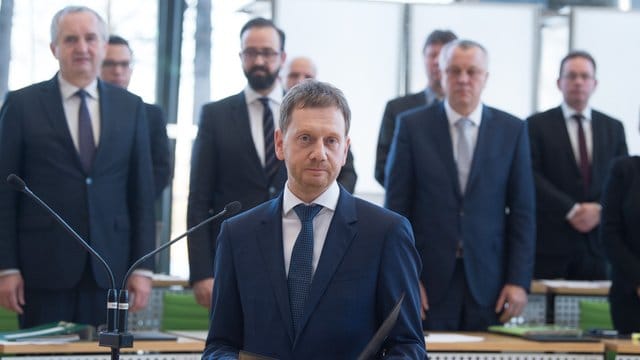Michael Kretschmer leistet den Amtseid.